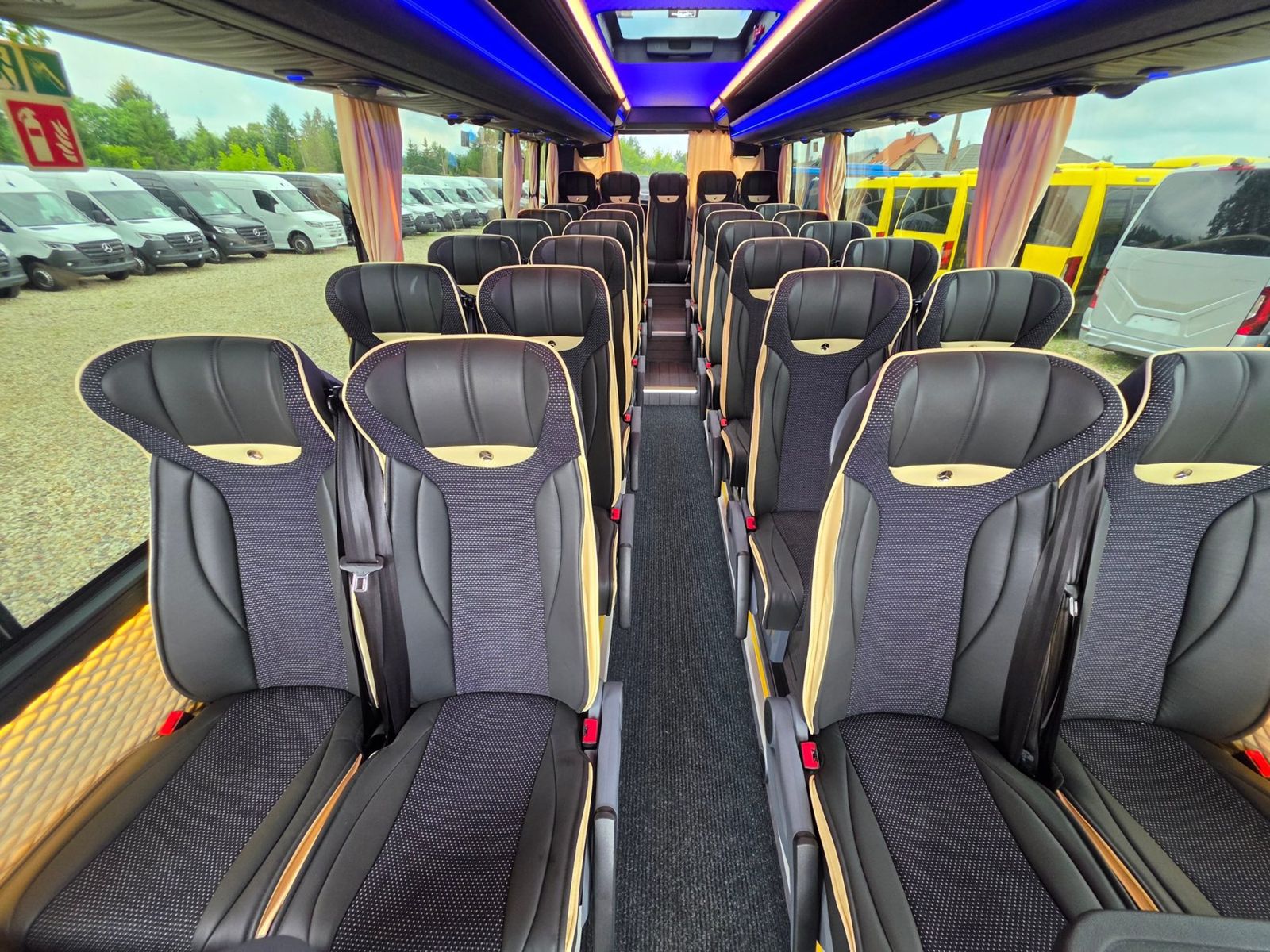 Wnętrze Sprintera VIP: skórzane fotele i niebieskie oświetlenie LED